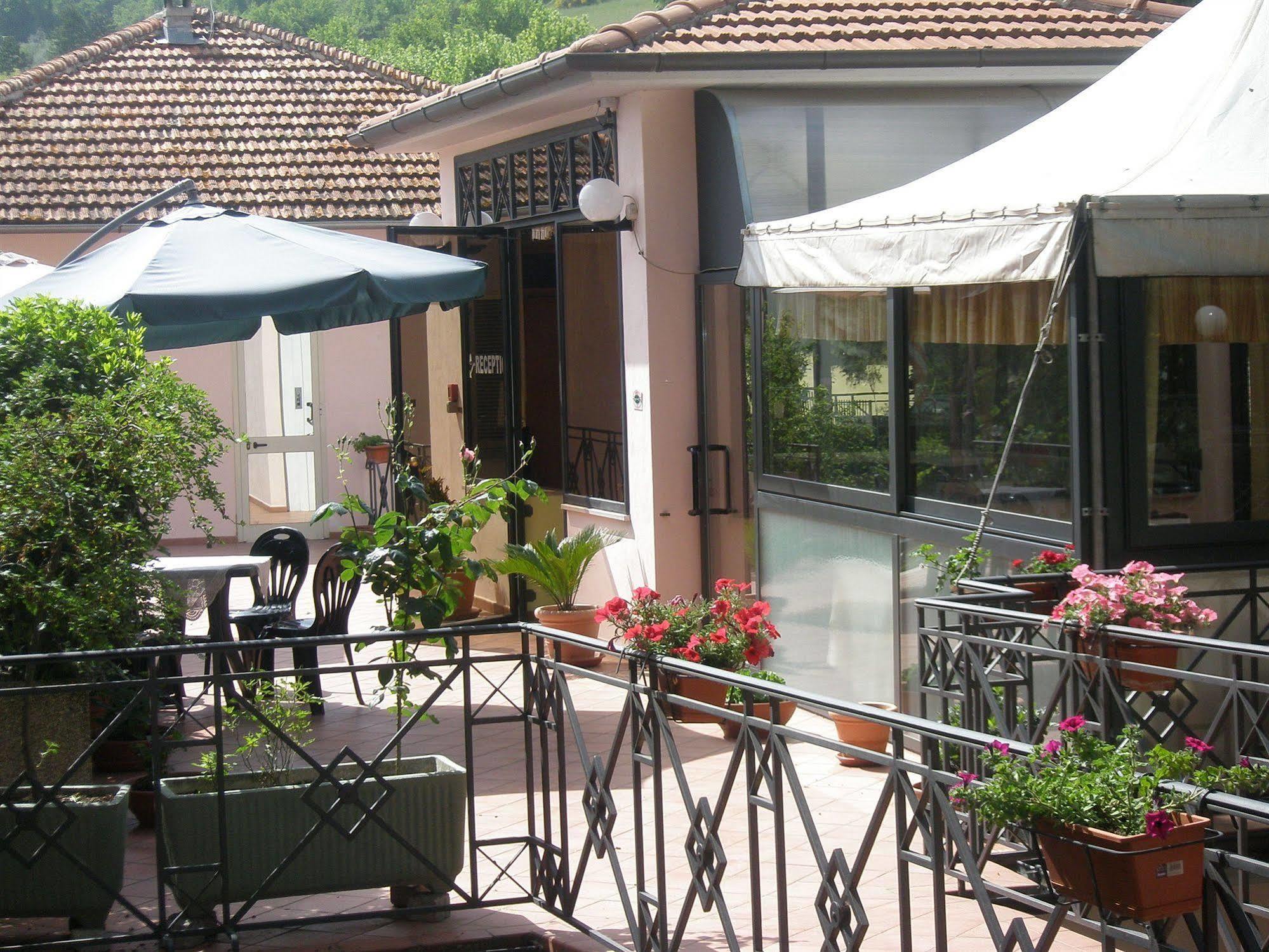 ספולטו Hotel Athena מראה חיצוני תמונה